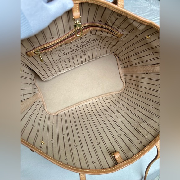 (SOLD) Louis Vuitton Neverfull MM Tote - Picture 6 of 13